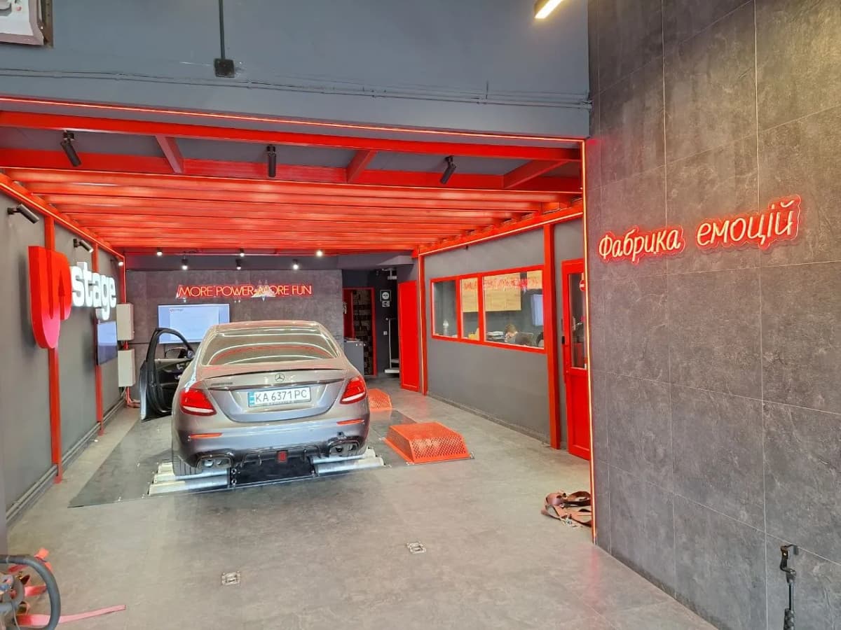 Auto: dealers, service, detailing — a sign