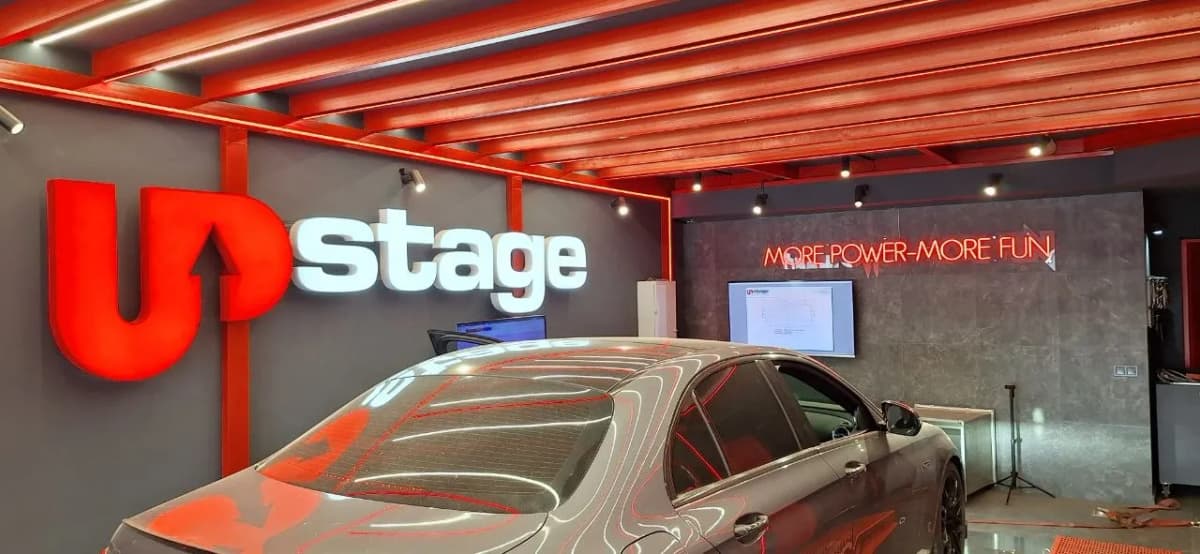 Auto: dealers, service, detailing — a sign