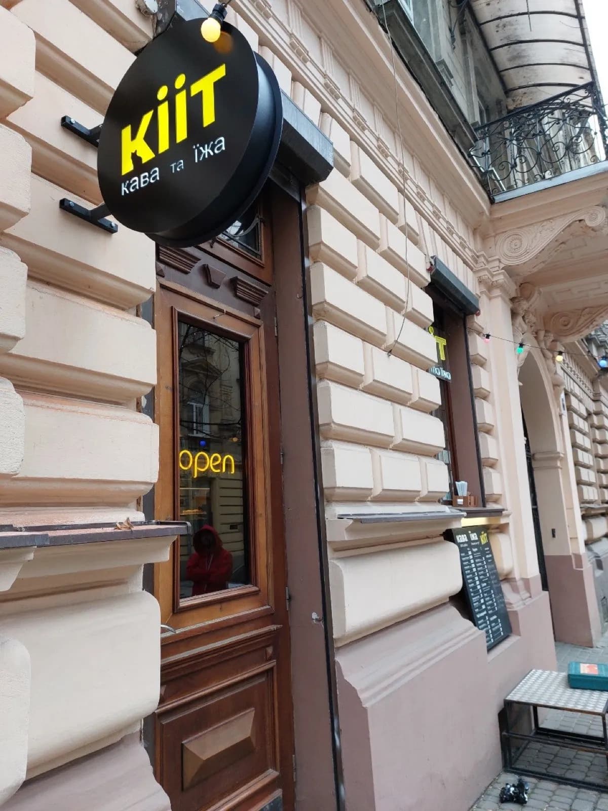 Кронштейн KiiT на фасаді старого будинку, вигляд уздовж вулиці