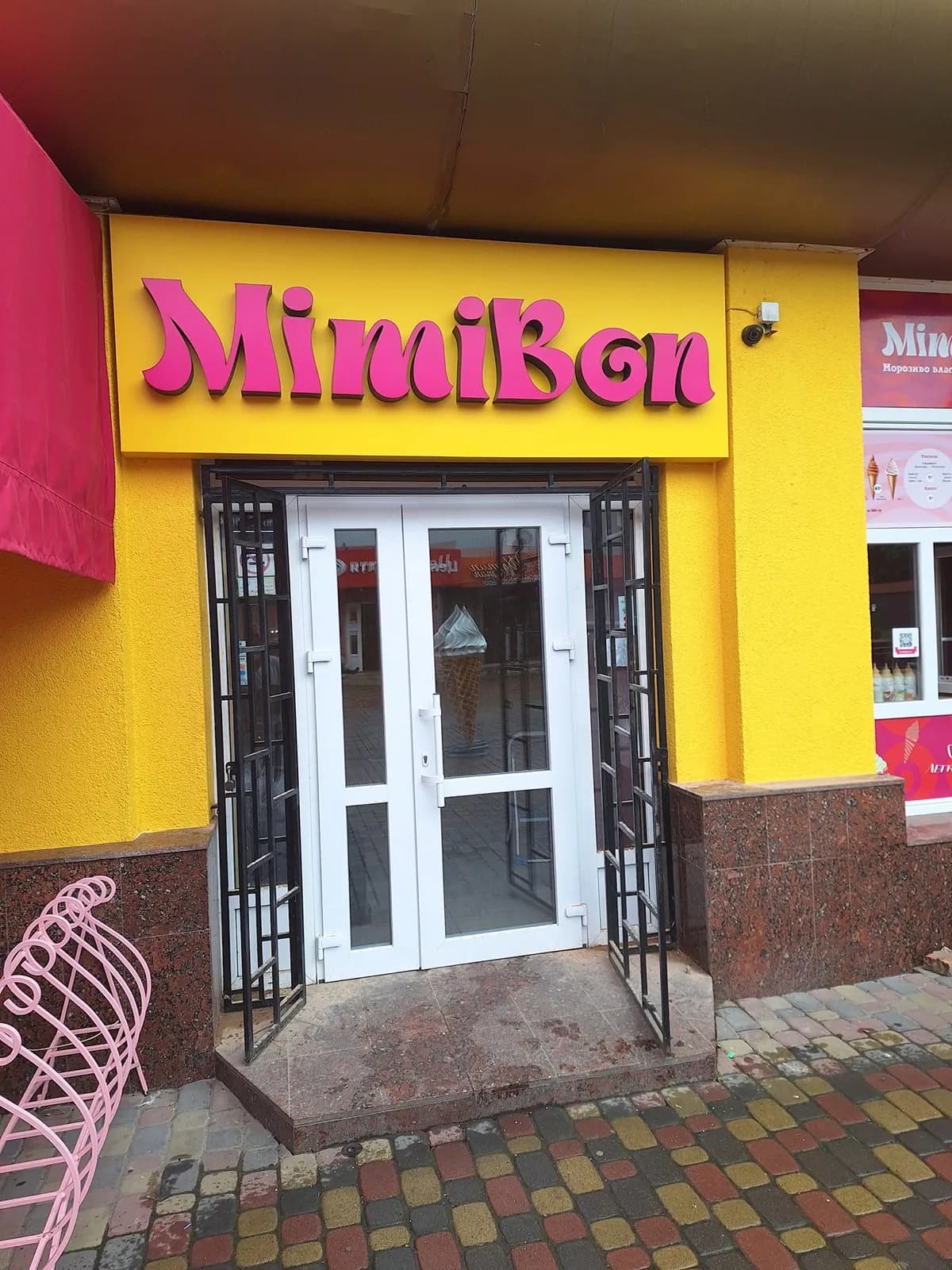 Restaurants & cafés — a sign